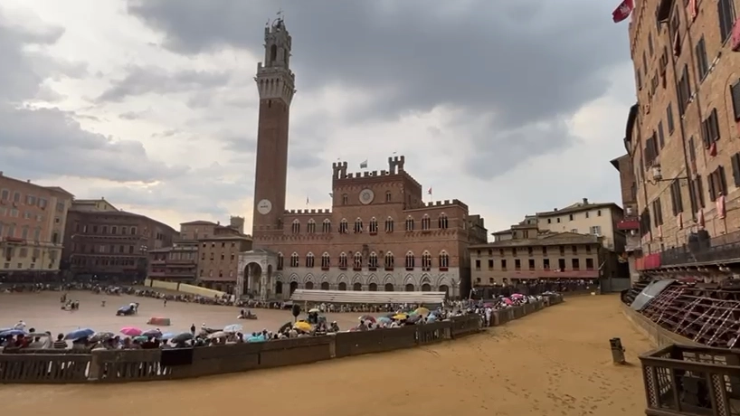 Palio, la diretta: non si corre a causa della pioggia, rinvio a giovedì 3 luglio