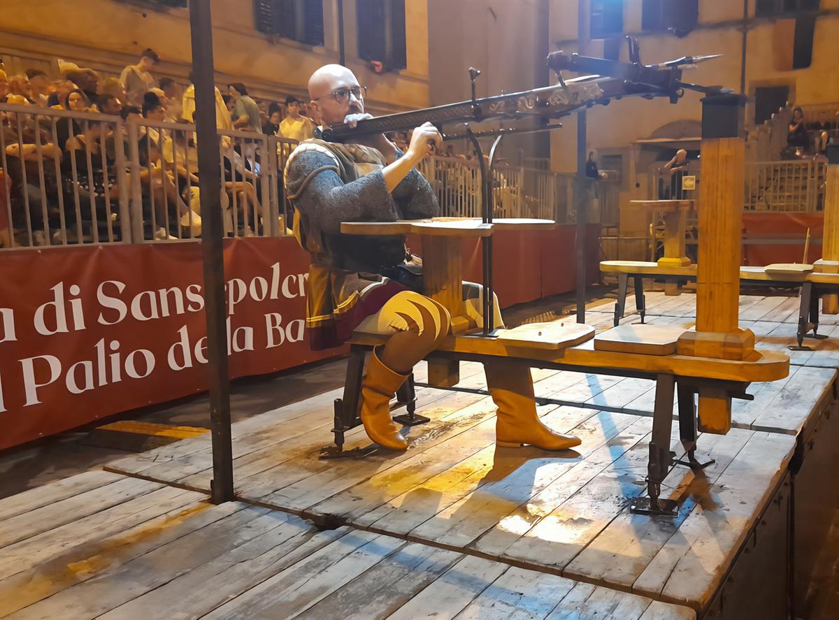 torna in piazza il palio dei rioni porta romana e porta fiorentina si sfidano a colpi di balestra