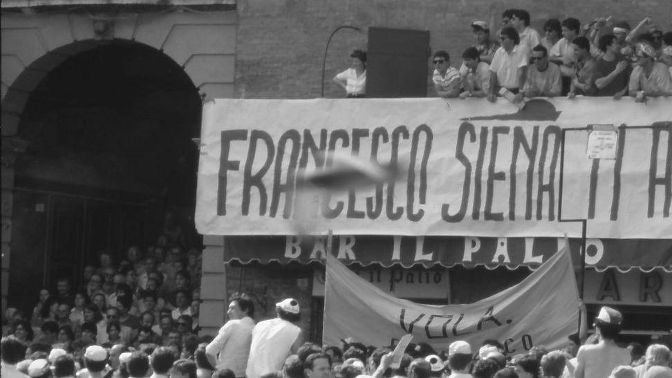 Era il 23 maggio 1986 e il Giro d’Italia arrivò a Siena. Si correva la cronometro da Sinalunga a piazza... Era il 23 maggio 1986 e il Giro d’Italia arrivò a Siena. Si correva la cronometro da Sinalunga a piazza...