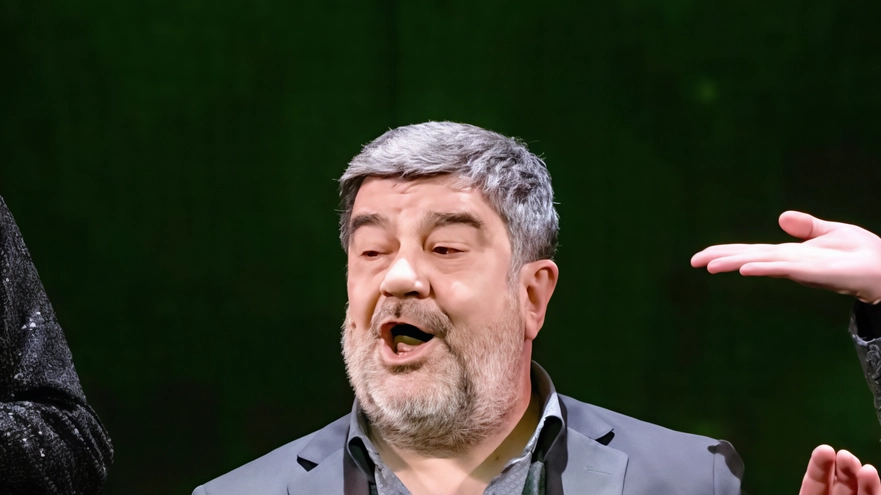 Politeama, l’attore interpreta uno psichiatra: "Offerta teatrale originale" Politeama, l’attore interpreta uno psichiatra: "Offerta teatrale originale"