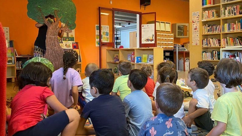 I bambini, senza i genitori, per una notte dormiranno nei sacchi a pelo. Ad intrattenerli, prima di coricarsi, letture e giochi con scrittori e animatori I bambini, senza i genitori, per una notte dormiranno nei sacchi a pelo. Ad intrattenerli, prima di coricarsi, letture e giochi con scrittori e animatori