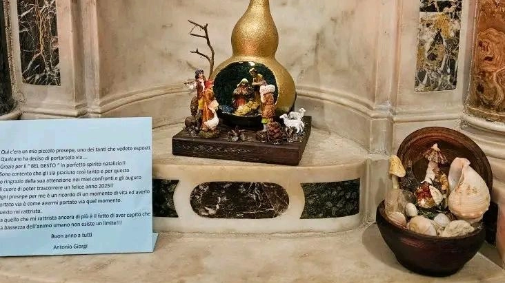 La nicchia del fonte battesimale da cui, sul lato sinistro, è stato rubato il piccolo presepe. Al suo posto Giorgi ha lasciato un cartello con parole piene di rammarico La nicchia del fonte battesimale da cui, sul lato sinistro, è stato rubato il piccolo presepe. Al suo posto Giorgi ha lasciato un cartello con parole piene di rammarico