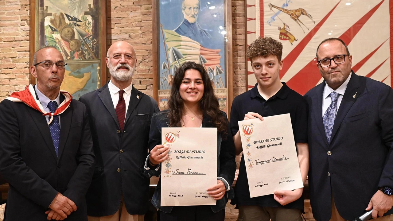 Un momento della consegna delle borse di studio in memoria di Lello Ginanneschi, priore scomparso il primo dicembre 2022 A consegnarle è stato l’onorando Gianni Mazzoni (al centro) Un momento della consegna delle borse di studio in memoria di Lello Ginanneschi, priore scomparso il primo dicembre 2022 A consegnarle è stato l’onorando Gianni Mazzoni (al centro)