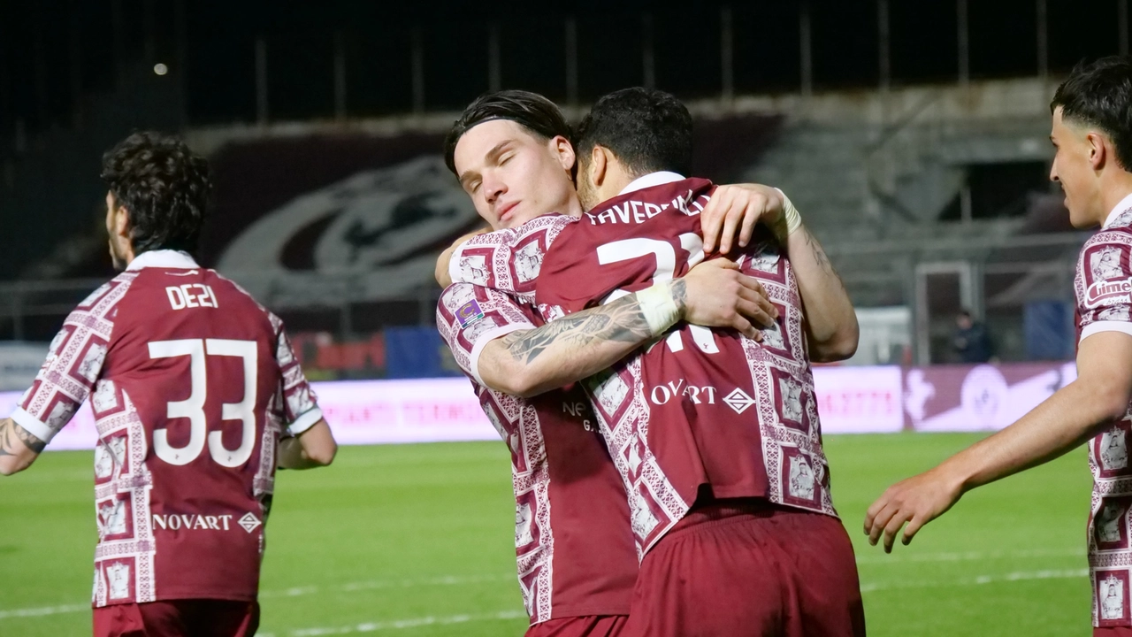 Camillo Tavernelli, autore del primo gol, abbraccia Emiliano Pattarello che ha chiuso il derby sul 2-0