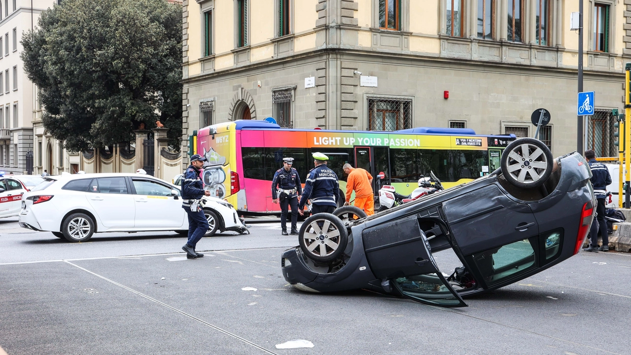 Firenze, incidente stradale in viale Milton. Taxi urta utilitaria che si ribalta sul ponte Bailey (foto NewPressPhoto) Giuseppe Cabras/New Press Photo