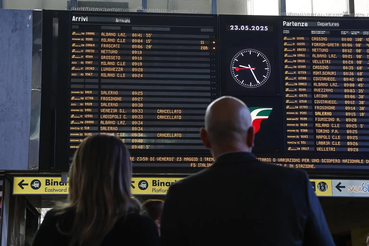 Caos treni: cancellazioni e ritardi a causa di un incendio. Sabato di passione per i viaggiatori