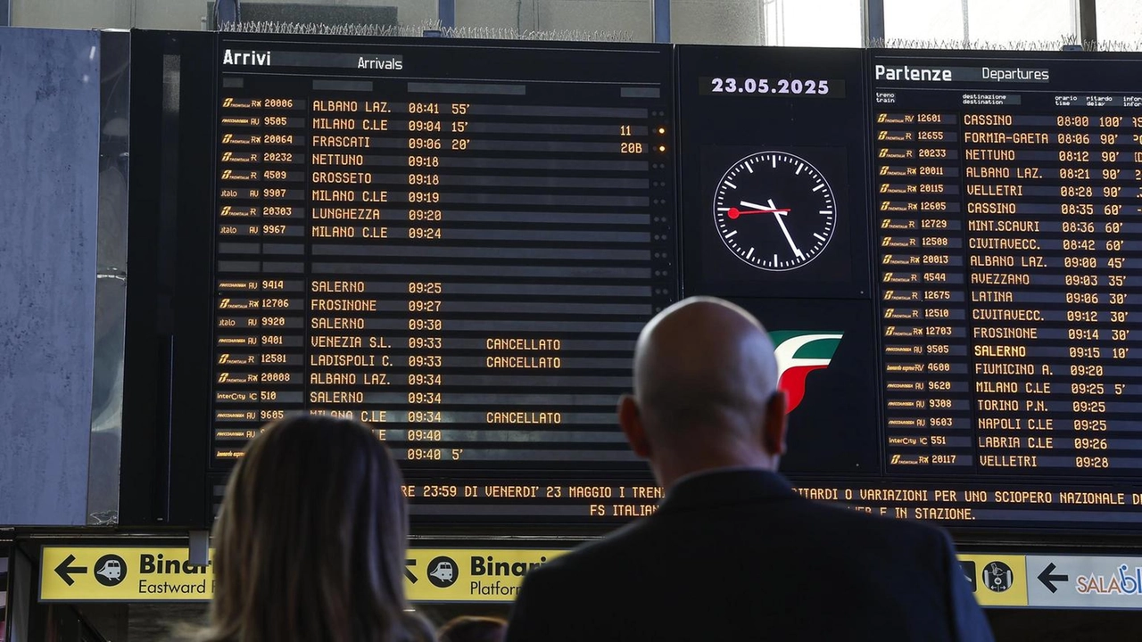 Caos treni: cancellazioni e ritardi a causa di un incendio. Sabato di passione per i viaggiatori