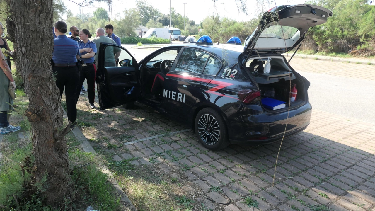 I carabinieri intervenuti ieri poco dopo le 14 nel parcheggio della piscina dove è stato rinvenuto il cadavere di un uomo morto probabilmente da giorni I carabinieri intervenuti ieri poco dopo le 14 nel parcheggio della piscina dove è stato rinvenuto il cadavere di un uomo morto probabilmente da giorni