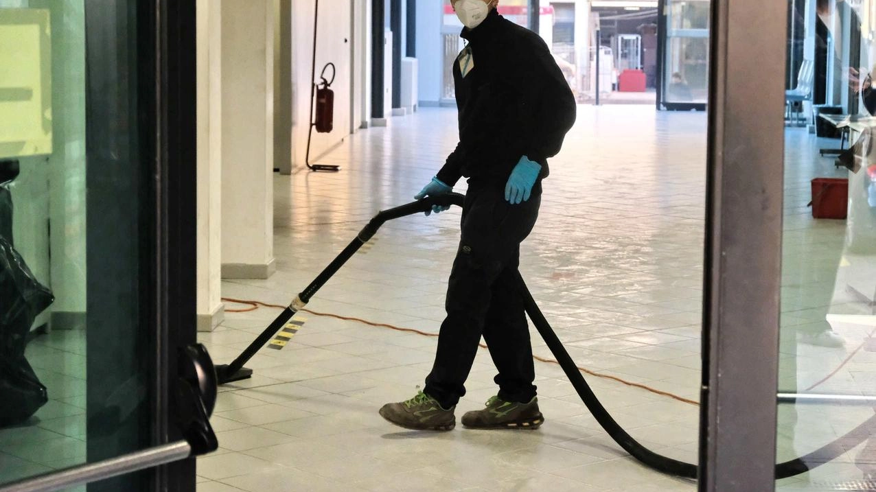 Gli operatori impegnati nella pulizia degli spazi, dopo i fatti della mattinata Gli operatori impegnati nella pulizia degli spazi, dopo i fatti della mattinata