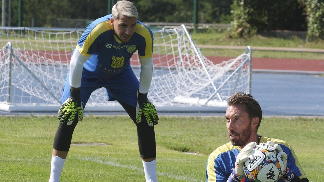 I portieri della Carrarese Marco Bleve e Vincenzo Fiorillo (. Foto Massimo Pasquali