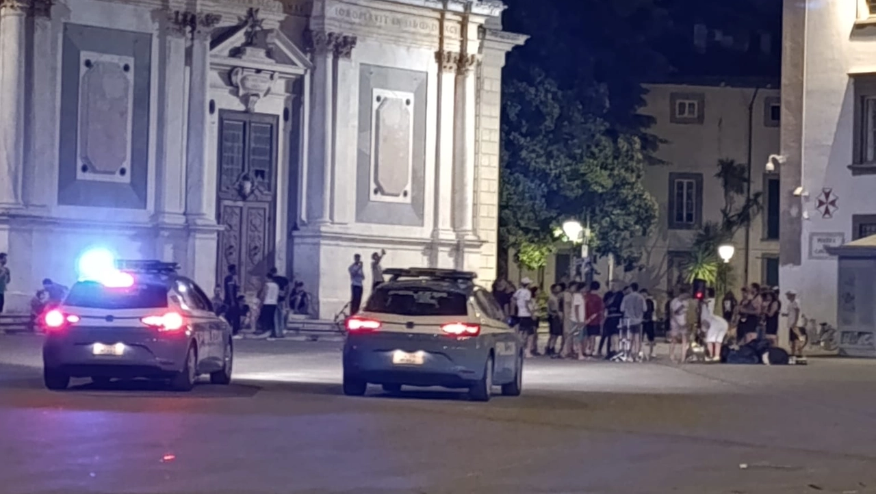 Un episodio di malamovida qualche settimana fa in piazza dei Cavalieri Un episodio di malamovida qualche settimana fa in piazza dei Cavalieri