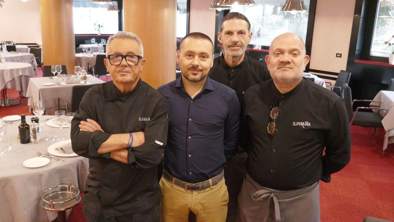 Originario di Fucecchio, Santini è pratese d’adozione: ogni giorno dalle 9 la mattina fino a mezzanotte, pranzo e cena, è al Piraña insieme al figlio Roberto. In alto, con lo staff. Sotto Dino Giannini. con Giovanni Trapattoni al Piraña Originario di Fucecchio, Santini è pratese d’adozione: ogni giorno dalle 9 la mattina fino a mezzanotte, pranzo e cena, è al Piraña insieme al figlio Roberto. In alto, con lo staff. Sotto Dino Giannini. con Giovanni Trapattoni al Piraña
