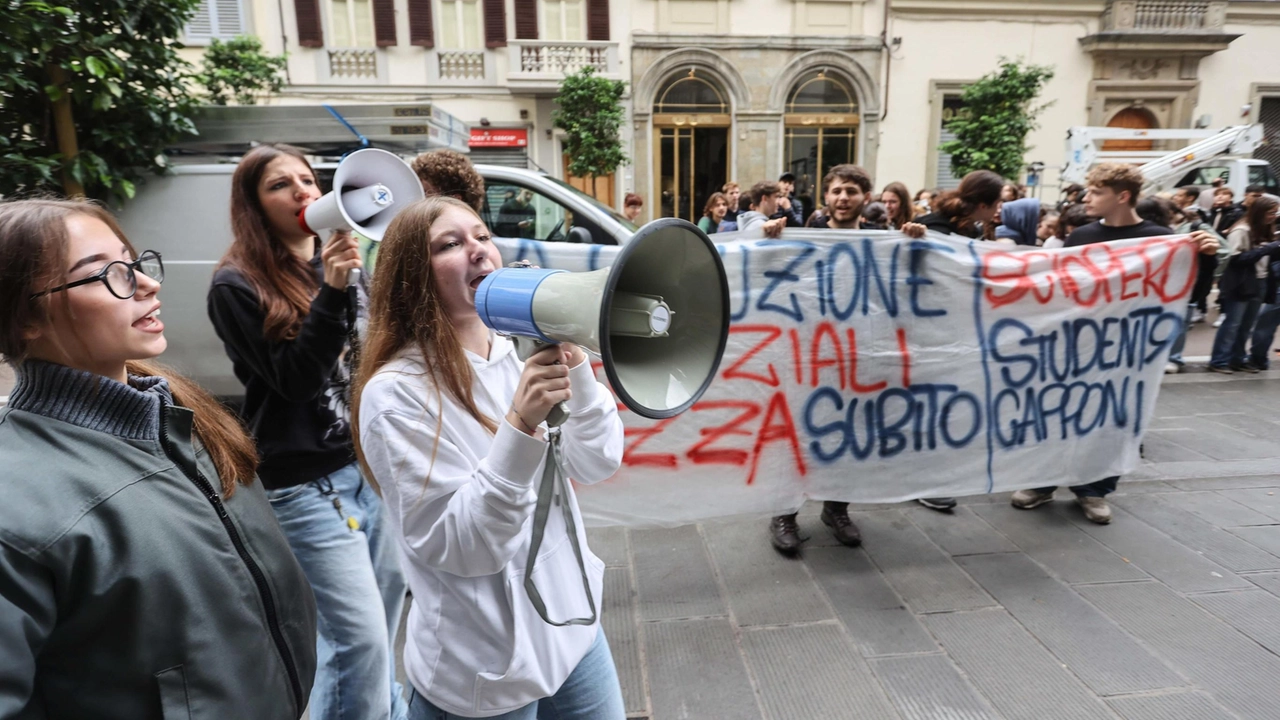 Corteo con cento ragazzi dalla sede dell’istituto alla Città Metropolitana "E’ caduto l’intonaco e d’inverno in classe si gela". Promessi interventi . Corteo con cento ragazzi dalla sede dell’istituto alla Città Metropolitana "E’ caduto l’intonaco e d’inverno in classe si gela". Promessi interventi .