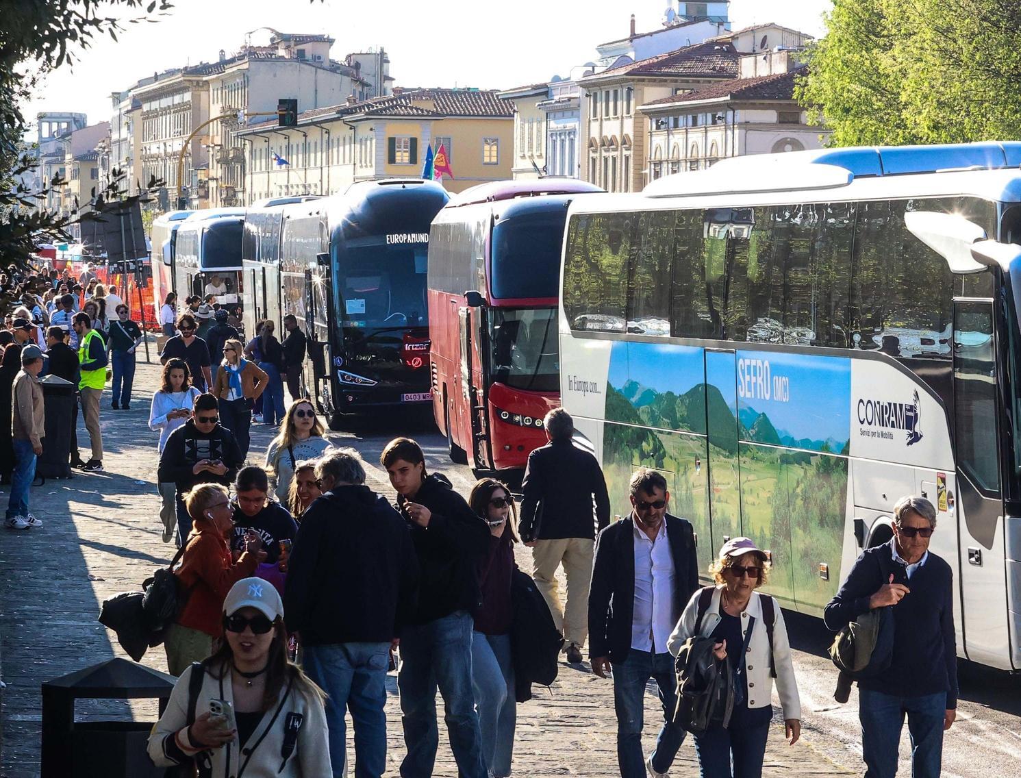 Hub Cascine e veleni. Guide contro Comune: "Disprezzo per i turisti" Hub Cascine e veleni. Guide contro Comune: "Disprezzo per i turisti"