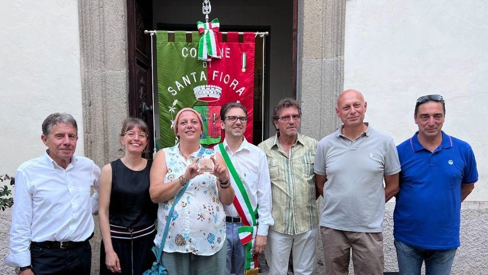 Un momento della consegna dei Provisini d’Oro assegnati dal Comune di Santa Fiora a chi si è distinto per le sue attività Un momento della consegna dei Provisini d’Oro assegnati dal Comune di Santa Fiora a chi si è distinto per le sue attività