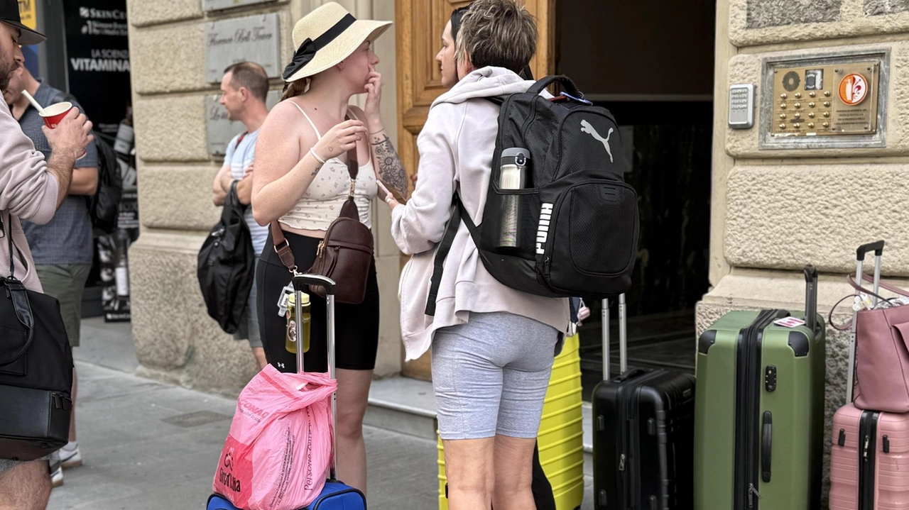 Nella foto d’archivio, turisti con tanti bagagli Il tema degli affittacamere fa discutere Nella foto d’archivio, turisti con tanti bagagli Il tema degli affittacamere fa discutere