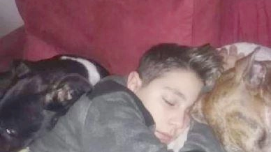 Joele con i suoi cani Ace e Milly, galgos spagnoli adottati nel 2018