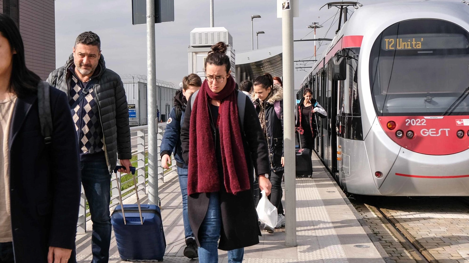 La lista civica "Firenze Rinasce" critica il prolungamento della tramvia verso Sesto come costoso, inutile e su un tracciato sbagliato, preferendo invece lo sviluppo della ferrovia e dei bus su ruota.