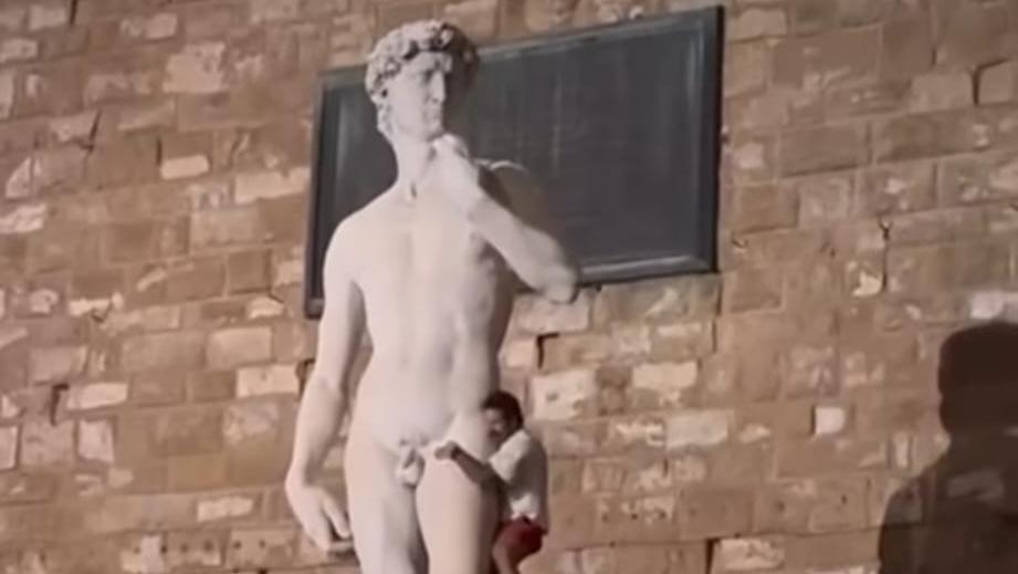 un8217altra bravata social si arrampica sul david in piazza della signoria il video diventa virale