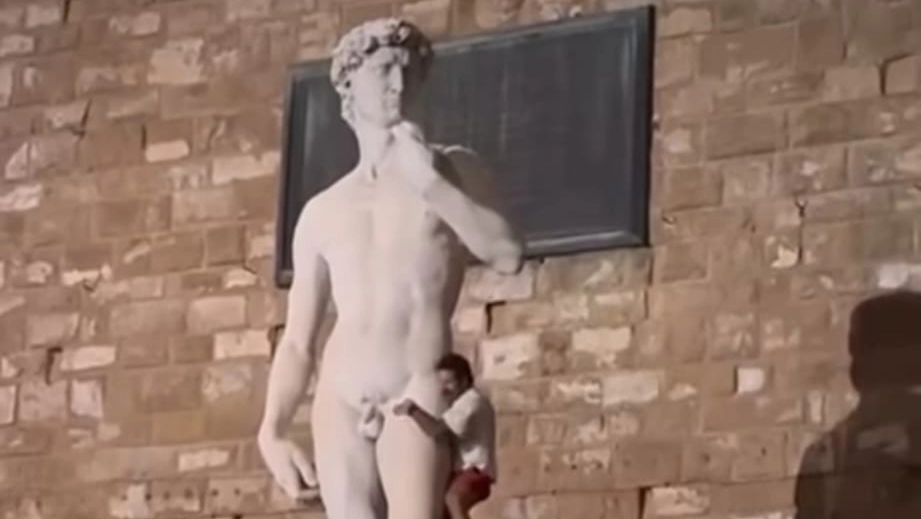 La foto dell’uomo salito sul David (tratta dal video di Welcome to Florence) La foto dell’uomo salito sul David (tratta dal video di Welcome to Florence)
