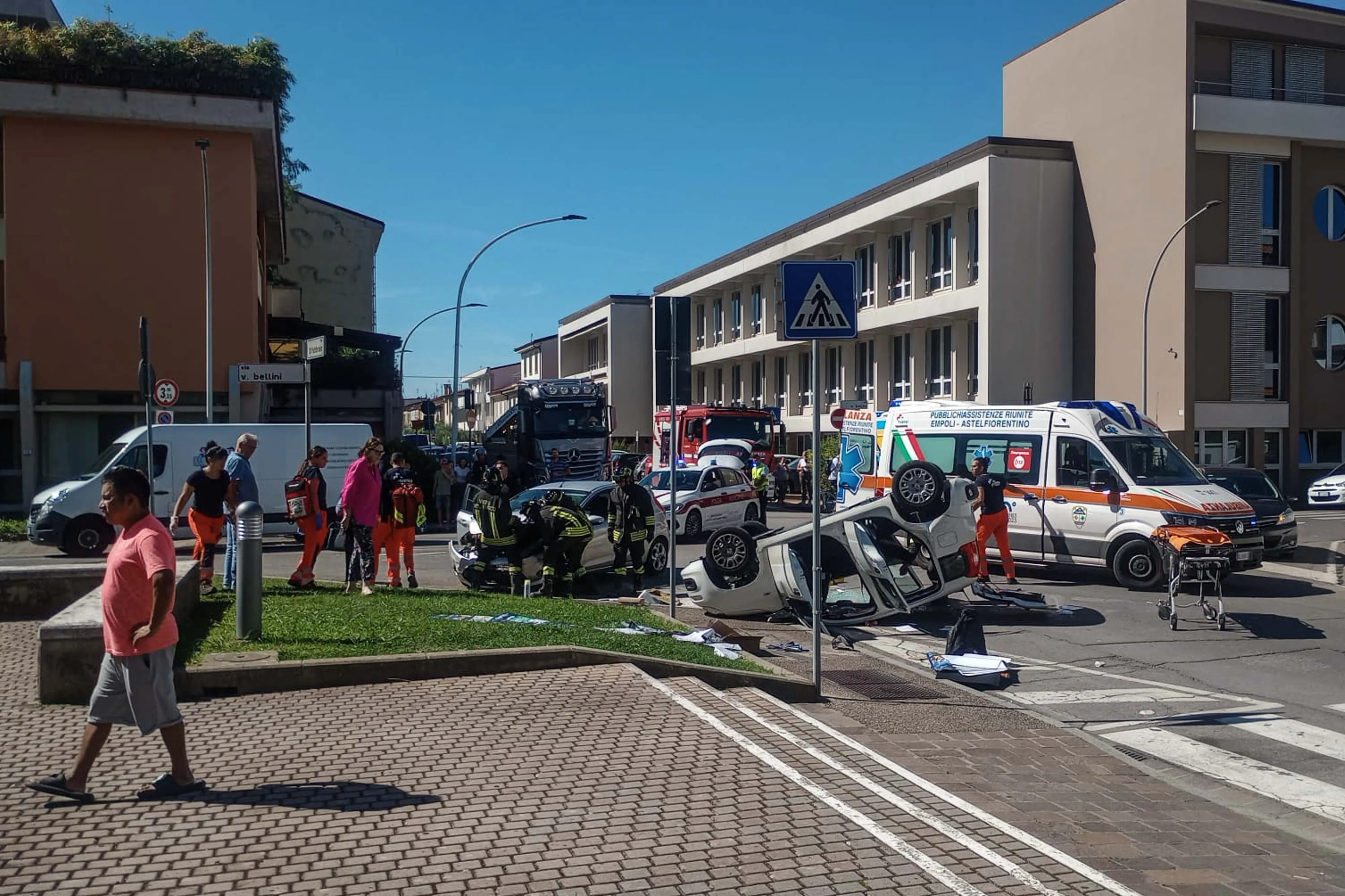 Empoli, grave incidente in centro. Scontro tra due auto: i feriti estratti dalle lamiere