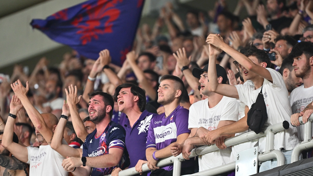 TVRG Olympiacos vs Fiorentina nella foto tifosi Fiorentina Atene (GRE) 29-05-2024 AEK Arena Finale UEFA Conference League foto Roberto Garavaglia/Agenzia Aldo Liverani sas TVRG Olympiacos vs Fiorentina nella foto tifosi Fiorentina Atene (GRE) 29-05-2024 AEK Arena Finale UEFA Conference League foto Roberto Garavaglia/Agenzia Aldo Liverani sas