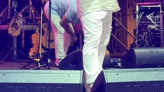 Durante il concerto, il noto cantante ha interrotto l’esibizione per alcuni minuti, perché tutti potessero manifestare il proprio dissenso contro il genocidio . Durante il concerto, il noto cantante ha interrotto l’esibizione per alcuni minuti, perché tutti potessero manifestare il proprio dissenso contro il genocidio .