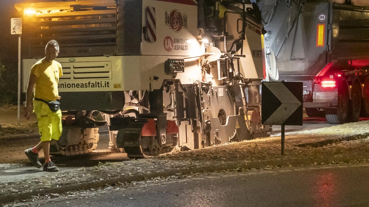 A Siena iniziano i lavori notturni di ripavimentazione nelle zone vicino alla stazione ferroviaria. Coinvolte diverse strade e rotatorie, finanziati dal Pnrr e con percorsi alternativi per i veicoli durante i lavori. A Siena iniziano i lavori notturni di ripavimentazione nelle zone vicino alla stazione ferroviaria. Coinvolte diverse strade e rotatorie, finanziati dal Pnrr e con percorsi alternativi per i veicoli durante i lavori.