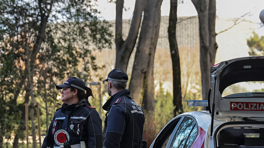 Insegnanti e alunni aggrediti lungo il tragitto per raggiungere l’istituto. La lettera alle istituzioni per esprimere paura e preoccupazione. "Non accettiamo che nei luoghi frequentati dai ragazzi succeda di tutto". Insegnanti e alunni aggrediti lungo il tragitto per raggiungere l’istituto. La lettera alle istituzioni per esprimere paura e preoccupazione. "Non accettiamo che nei luoghi frequentati dai ragazzi succeda di tutto".