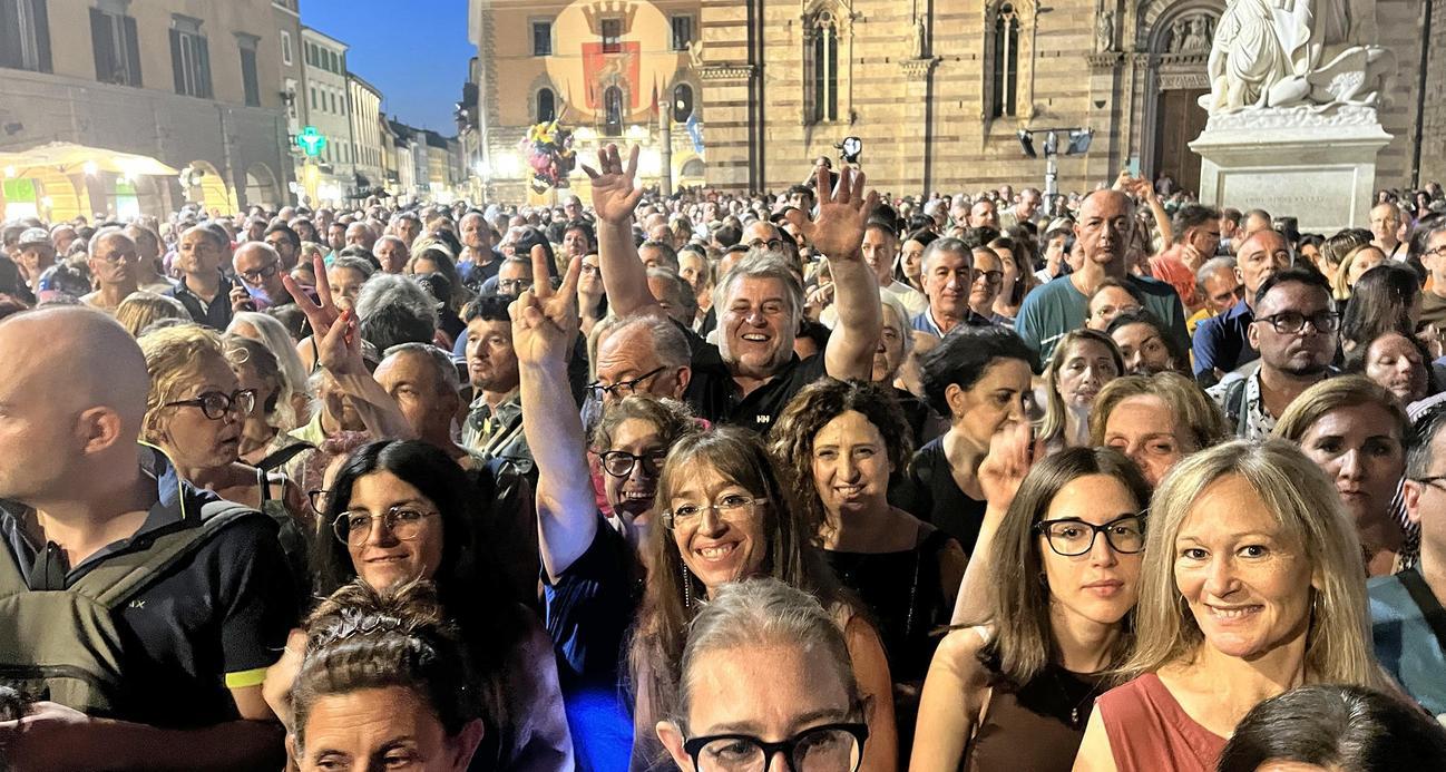 https://www.lanazione.it/image-service/view/acePublic/alias/contentid/YTdiMzE0YTUtODQ2ZS00/0/una-grande-estate-seimila-a-vedere-raf-e-stasera-ce-il-cabaret.jpeg
