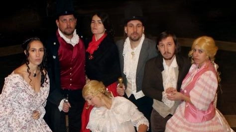 Il gruppo di attori durante la rappresentazione de “La donna bianco“, che il 13 aprile andrà in scena al Teatro La Rosa di Pontremoli Il gruppo di attori durante la rappresentazione de “La donna bianco“, che il 13 aprile andrà in scena al Teatro La Rosa di Pontremoli