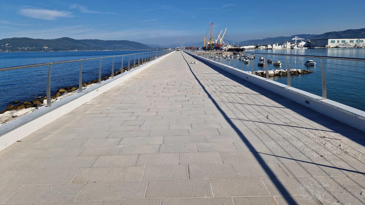 Una passeggiata di un chilometro e 200 metri sospesa sul mare, fra le più lunghe e suggestive della Toscana. Il 10 agosto l’inaugurazione Una passeggiata di un chilometro e 200 metri sospesa sul mare, fra le più lunghe e suggestive della Toscana. Il 10 agosto l’inaugurazione