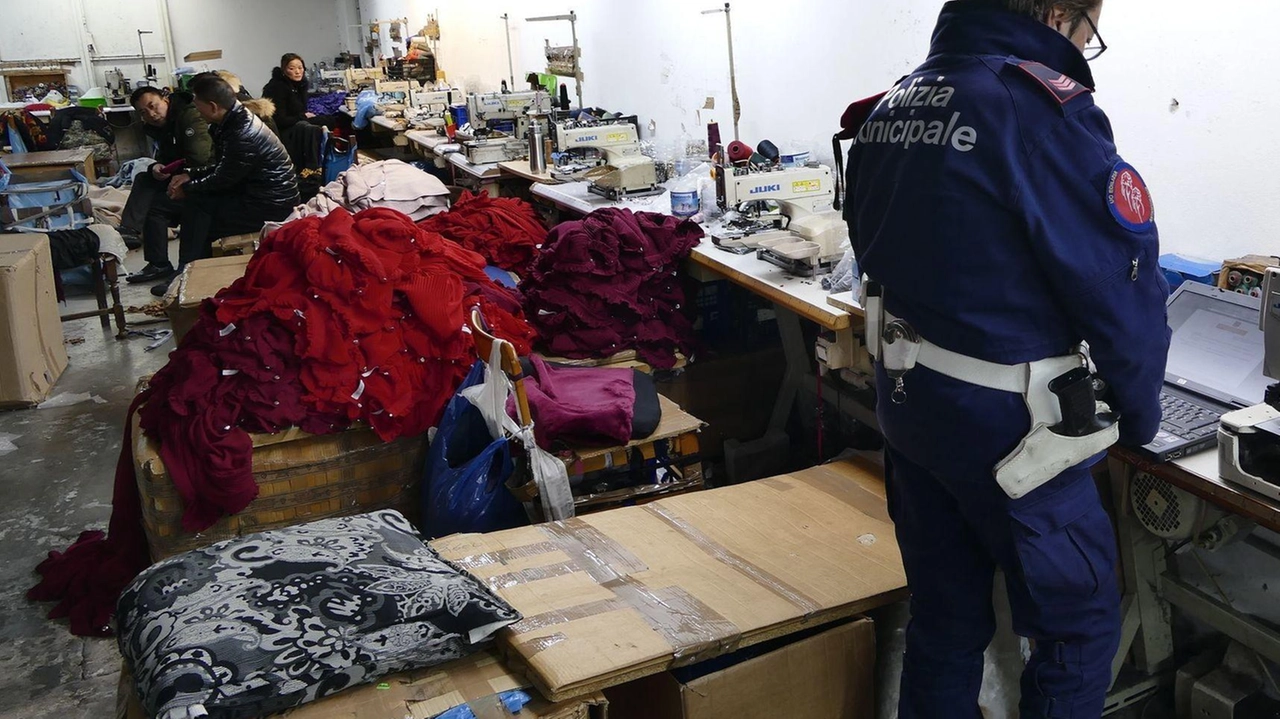 Un controllo in un’azienda a gestione orientale Immagine d’archivio