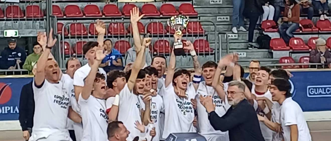 Il Città di Massa vince il titolo regionale Under 19 di calcio a 5, battendo il Versilia in finale. Gli apuani si impongono 3-2 a Prato, festeggiando la vittoria sul campo e preparandosi per la fase nazionale.