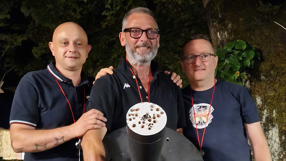 Il podio del Palio di Sant’Egidio 2024: il vincitore David Gennaioli al centro, il secondo classificato Andrea Barculli a sinistra e il terzo classificato Gian Luca Baldi a destra Il podio del Palio di Sant’Egidio 2024: il vincitore David Gennaioli al centro, il secondo classificato Andrea Barculli a sinistra e il terzo classificato Gian Luca Baldi a destra
