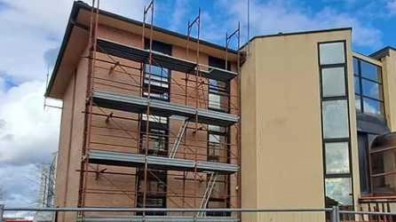 Il cantiere nel cortile del palazzo comunale a ridosso dell’ala di più recente costruzione Il cantiere nel cortile del palazzo comunale a ridosso dell’ala di più recente costruzione
