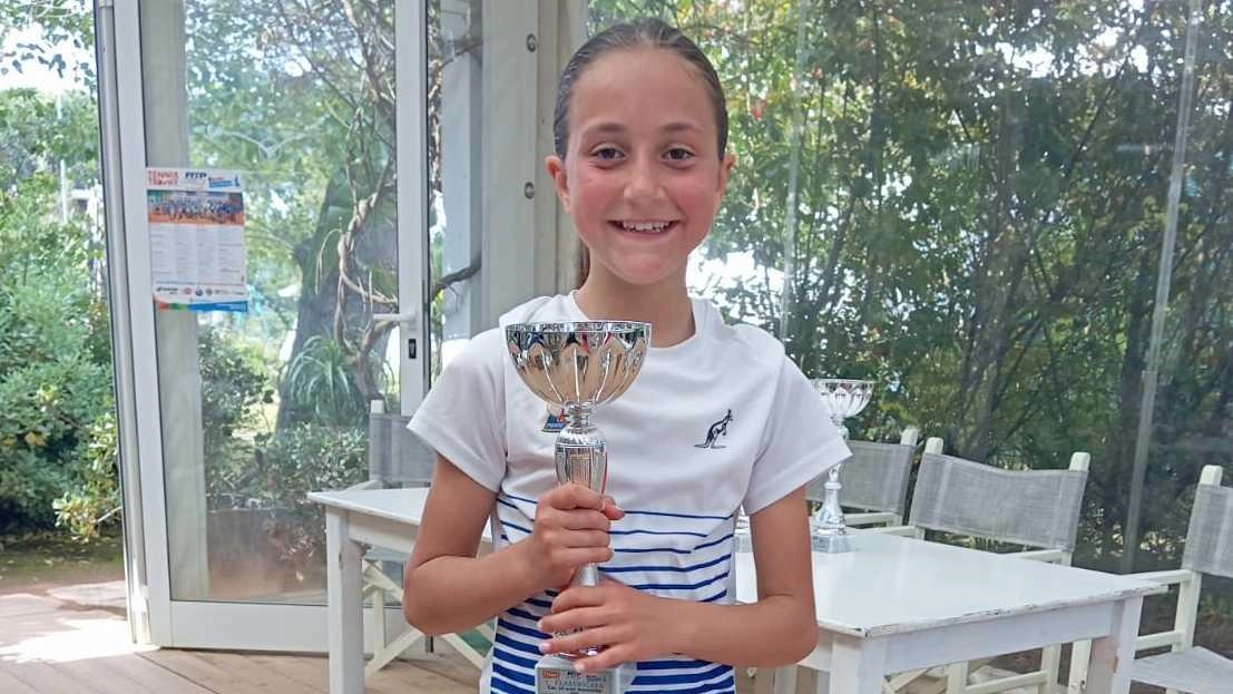 Lenzi e Tofani trionfano nei tornei Under 10, mentre Pugi e Cecchini vincono nelle rispettive categorie. Lenzi e Tofani trionfano nei tornei Under 10, mentre Pugi e Cecchini vincono nelle rispettive categorie.