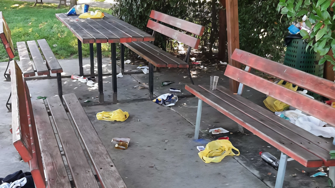 Il parco zona Montefalco continua ad essere in mano a maleducati che mangiano, bivaccano e poi lasciano immondizia ovunque. I... Il parco zona Montefalco continua ad essere in mano a maleducati che mangiano, bivaccano e poi lasciano immondizia ovunque. I...
