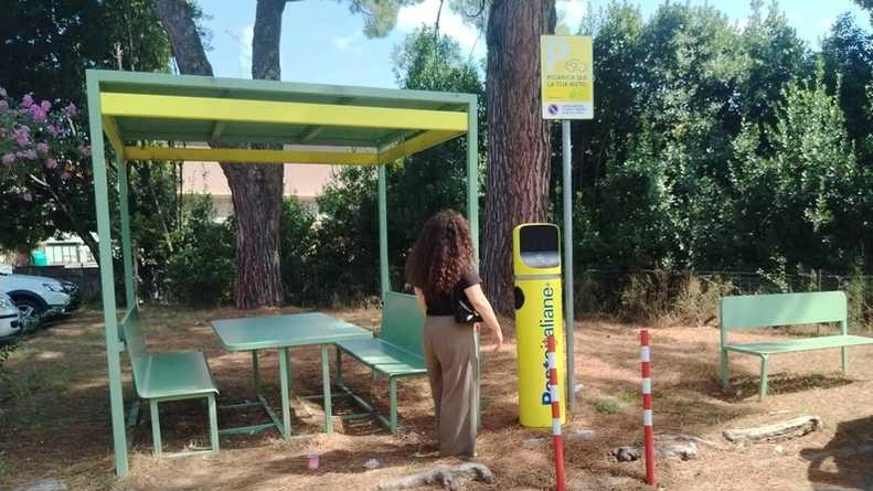 La postazione di ricarica nei pressi degli uffici postali di Lamporecchio La postazione di ricarica nei pressi degli uffici postali di Lamporecchio