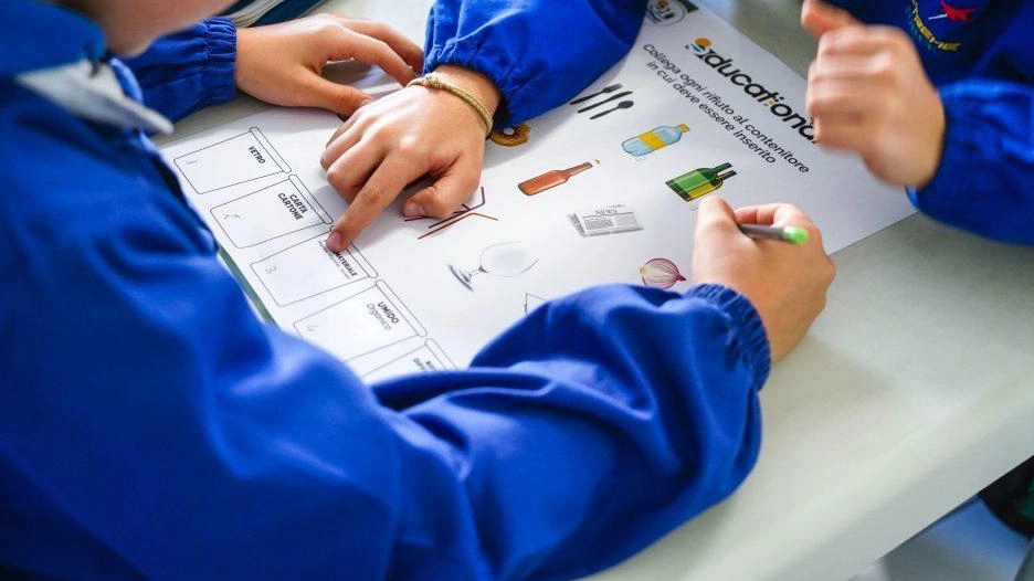 L’obiettivo di Tsa e Comuni è sensibilizzare gli studenti: saranno loro a disegnare i bozzetti per personalizzare i contenitori della differenziata. L’obiettivo di Tsa e Comuni è sensibilizzare gli studenti: saranno loro a disegnare i bozzetti per personalizzare i contenitori della differenziata.