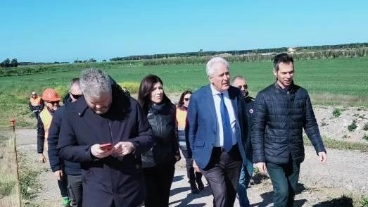 Un momento del sopralluogo del governatore Eugenio Giani, insieme agli assessori Marras e Monni ai lavori della cassa di espansione di Campo Regio, per la messa in sicurezza del fiume Albegna