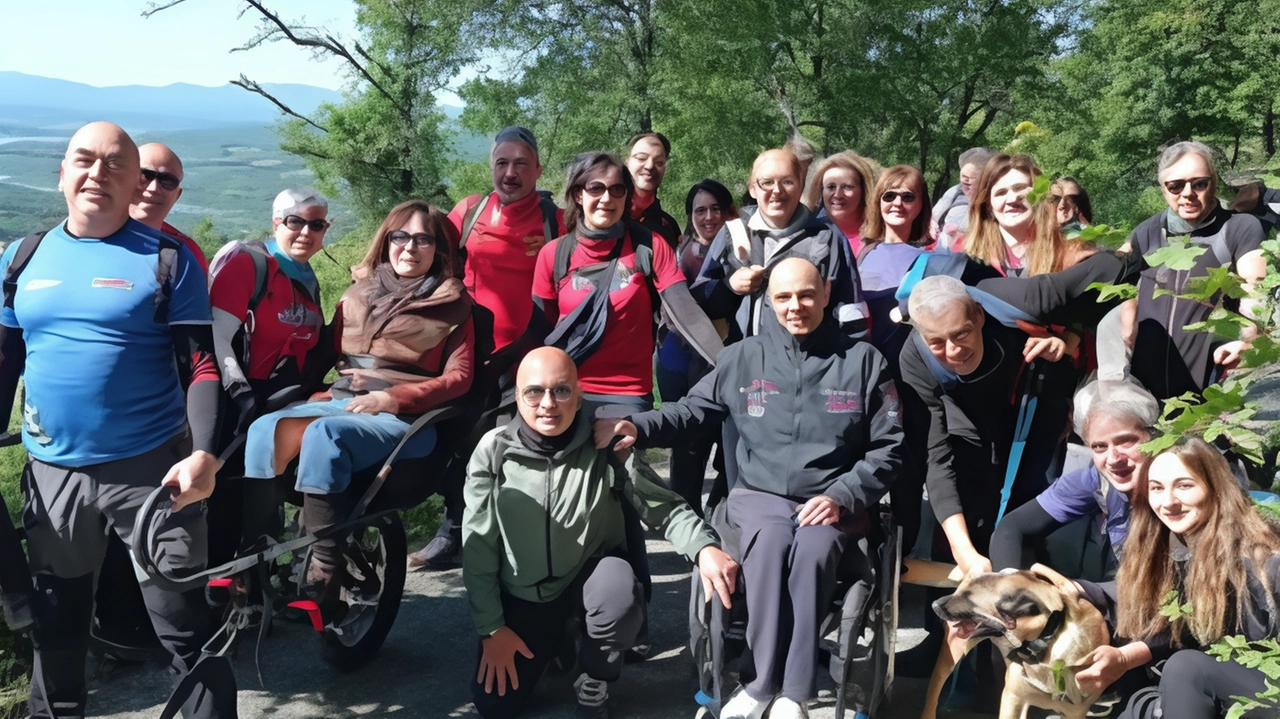 Durante la mattinata, un foltissimo gruppo di camminatori ha accompagnato lungo il Cammino di Francesco, due ragazzi con disabilità Durante la mattinata, un foltissimo gruppo di camminatori ha accompagnato lungo il Cammino di Francesco, due ragazzi con disabilità