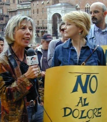 https://www.lanazione.it/image-service/view/acePublic/alias/contentid/YTdmY2Q3NzAtMjA4Zi00/0/laddio-commosso-a-giulia-simi.jpeg?f=1.91:1&w=1200