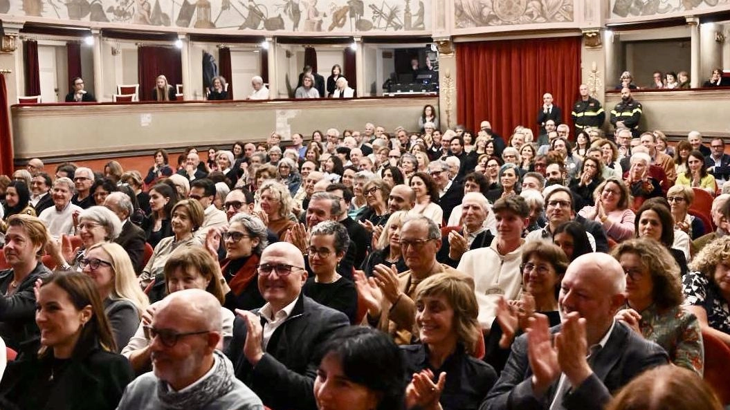 Ha vinto "per la capacità di dare suono e anima al nostro tempo". Il direttore d’orchestra al Giglio si è raccontato tra musica e cinema. E ha insistito "sulla necessità di non appiattire lo sguardo sul presente". .