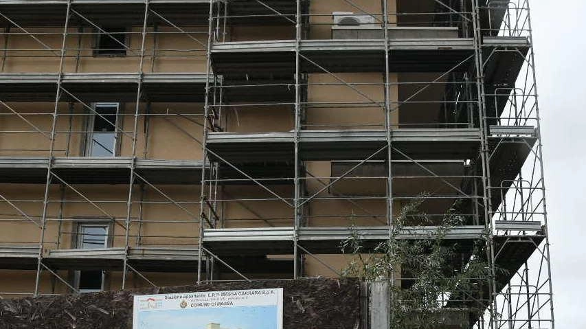 Allungato di un anno il termine per completare i due palazzi popolari, abbattere il vecchio “casermone” e fare il nuovo parco dei Poggi. Il sì del Ministero dopo il pressing dei parlamentari apuani. Allungato di un anno il termine per completare i due palazzi popolari, abbattere il vecchio “casermone” e fare il nuovo parco dei Poggi. Il sì del Ministero dopo il pressing dei parlamentari apuani.