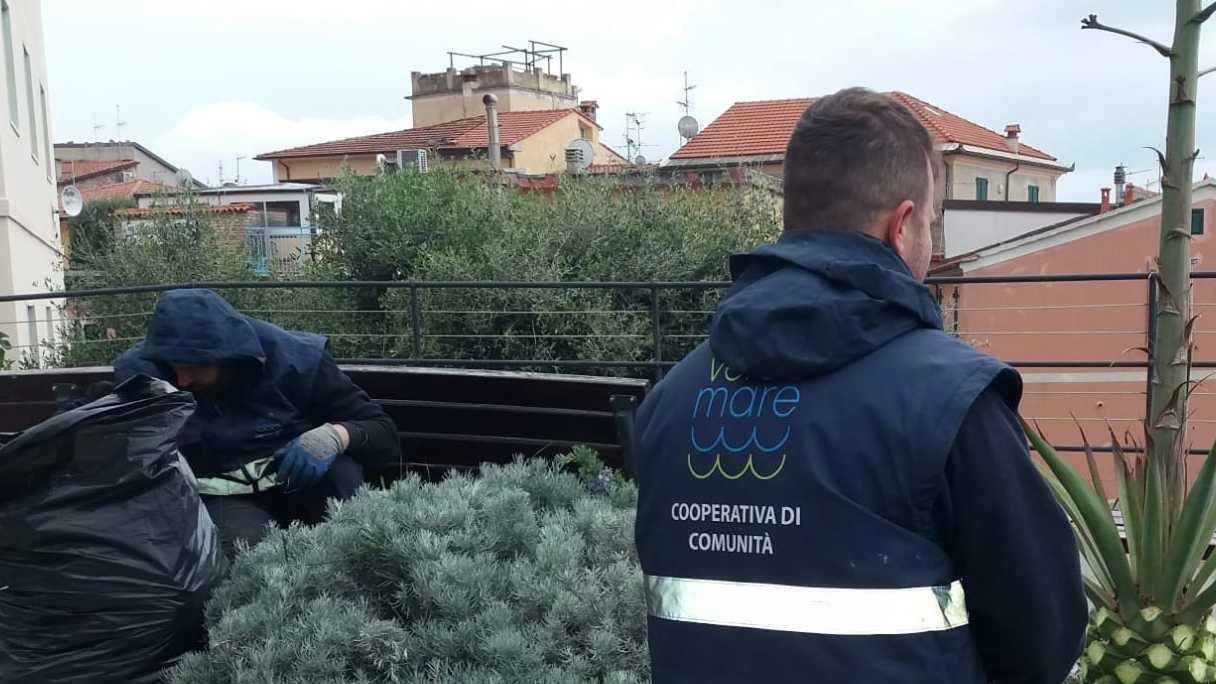 Un operatore della coop Verde Mare di Lerici, che nei giorni scorsi ha approvato il bilancio e rinnovato le cariche sociali Un operatore della coop Verde Mare di Lerici, che nei giorni scorsi ha approvato il bilancio e rinnovato le cariche sociali