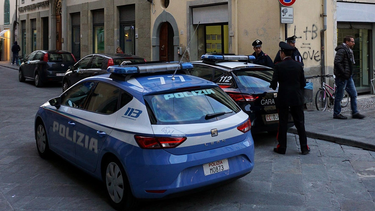 Poco dopo lo scippo, l’intervento della Misericordia e delle forze dell’ordine Poco dopo lo scippo, l’intervento della Misericordia e delle forze dell’ordine