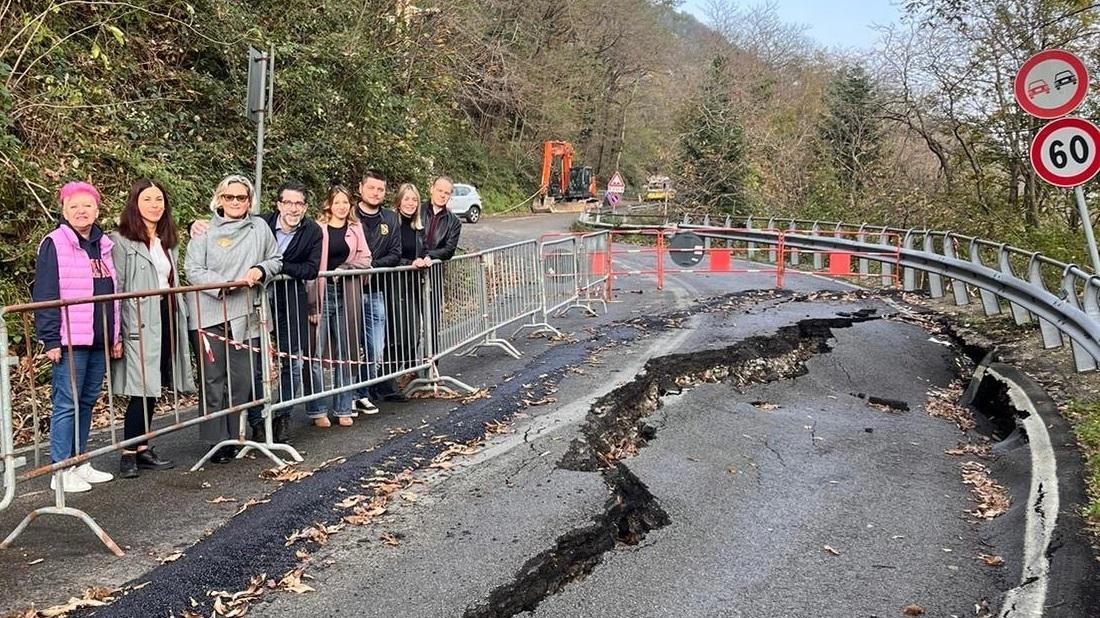 La frana sulla Sr 325 a Rasora. Dietro le transenne le due giunte di Vernio e di Castiglione dei Pepoli con i sindaci Maria Lucarini e Tommaso Tarabusi
