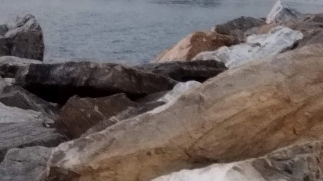 Le due barche a vela spiaggiate sulle spiagge di ghiaia prima che i proprietari le rimuovessero Le due barche a vela spiaggiate sulle spiagge di ghiaia prima che i proprietari le rimuovessero