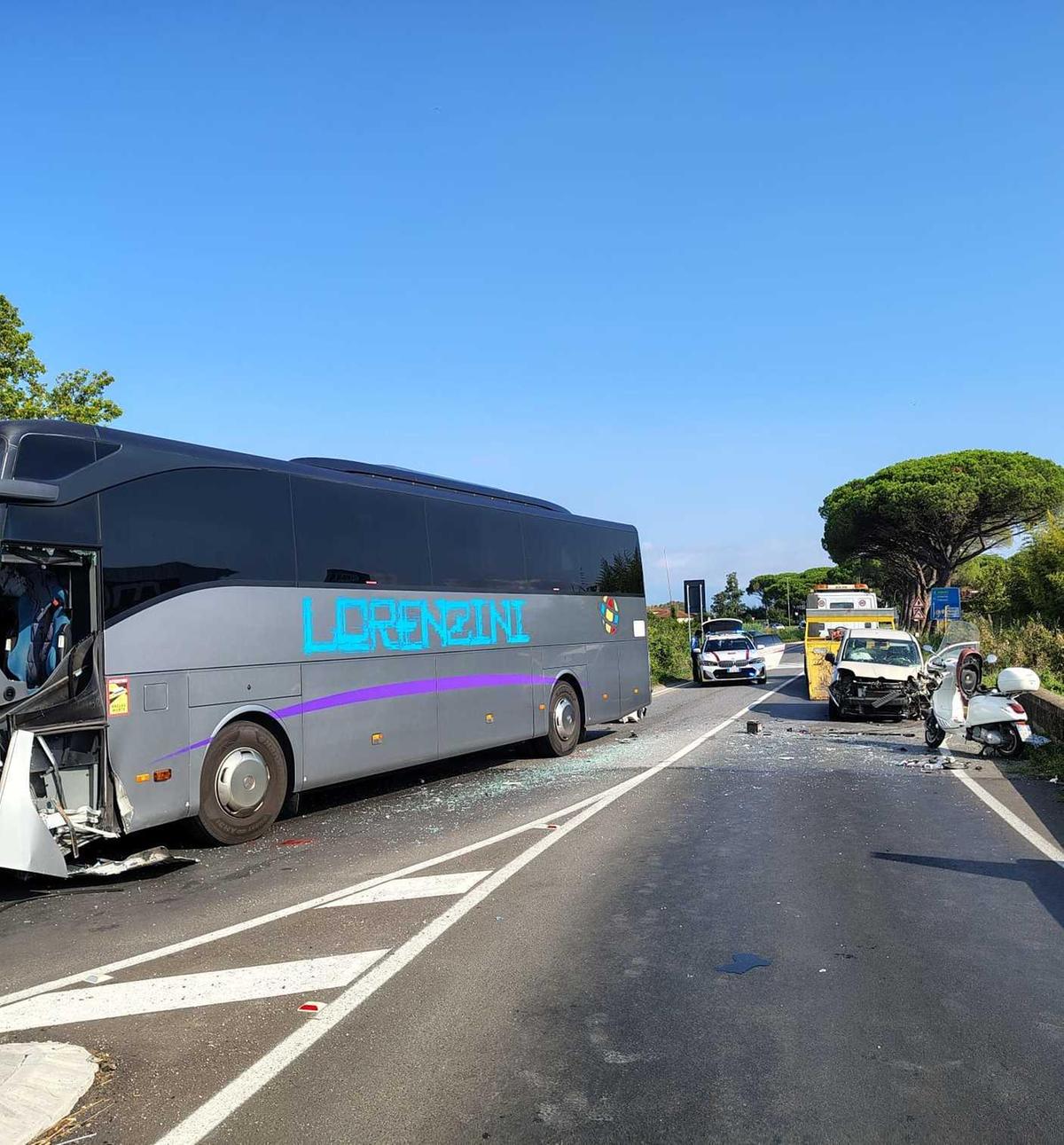 https://www.lanazione.it/image-service/view/acePublic/alias/contentid/YTg2MDgwYjctOWRmYy00/0/auto-contro-bus-turistico-aurelia-off-limits.jpeg?f=1.91:1&w=1200